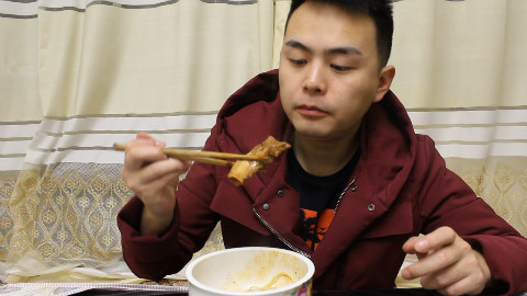 粉丝送来无锡特产“酱排骨”,非常好吃,直接煮了一碗大排面